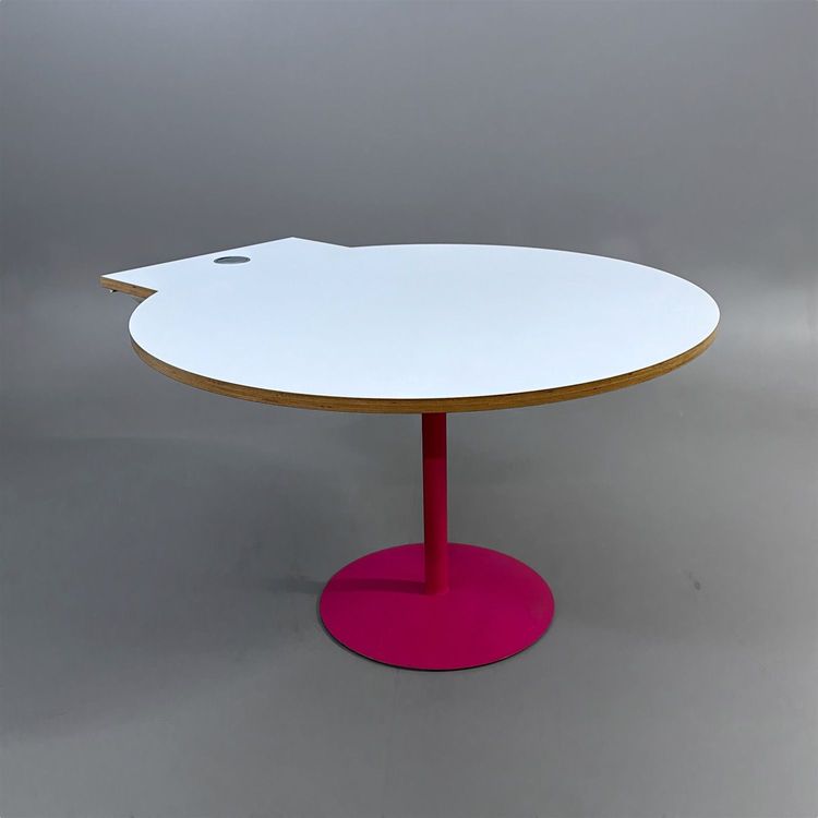 Begagnat runt konferensbord med eluttag i vit färg och rosa stativ. Mått: Bredd 120 cm x Djup 134 cm x Höjd 72 cm. 