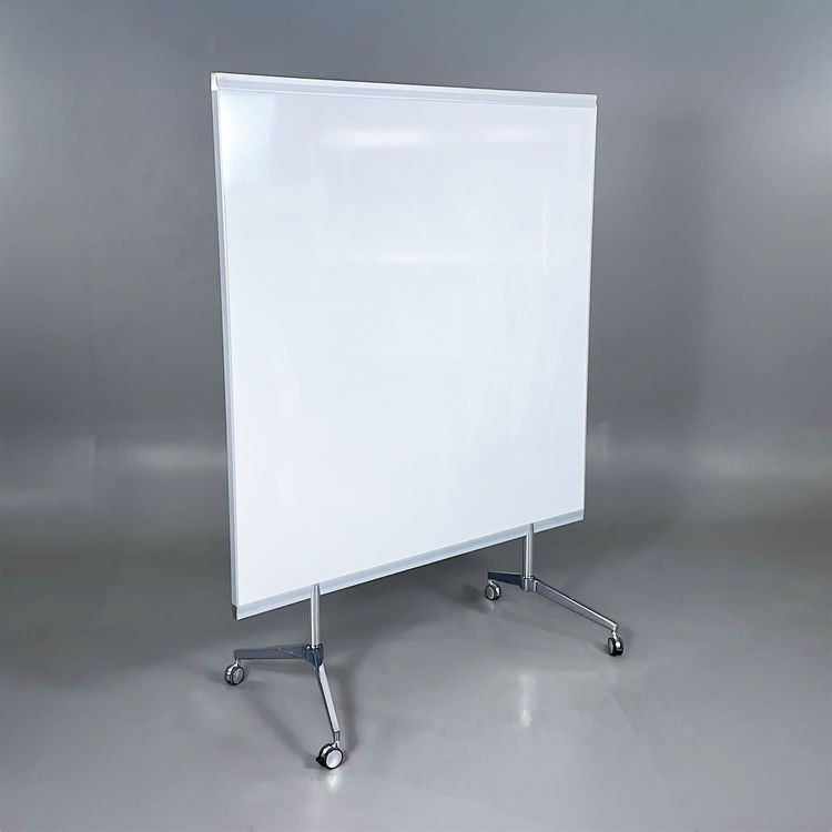 Begagnad vit whiteboard på hjul M3 Mobile från Lintex. Mått: bredd 150 cm och höjd 196 cm. 