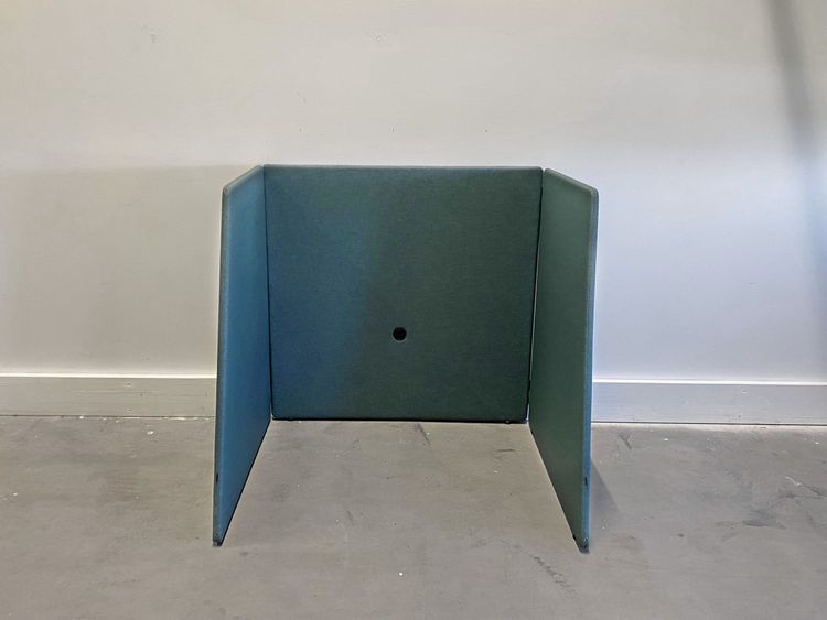 Begagnat arbetsbås A30 Peak Design Booth från Götessons i turkos. Mått: bredd 140 cm och höjd 140 cm.