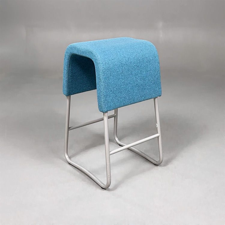 Begagnad barstol Plint från Materia med klädd sits i turkos textil och silverfärgat underrede i metall. Mått: Bredd 38 cm, djup 39 cm och höjd 63 cm.