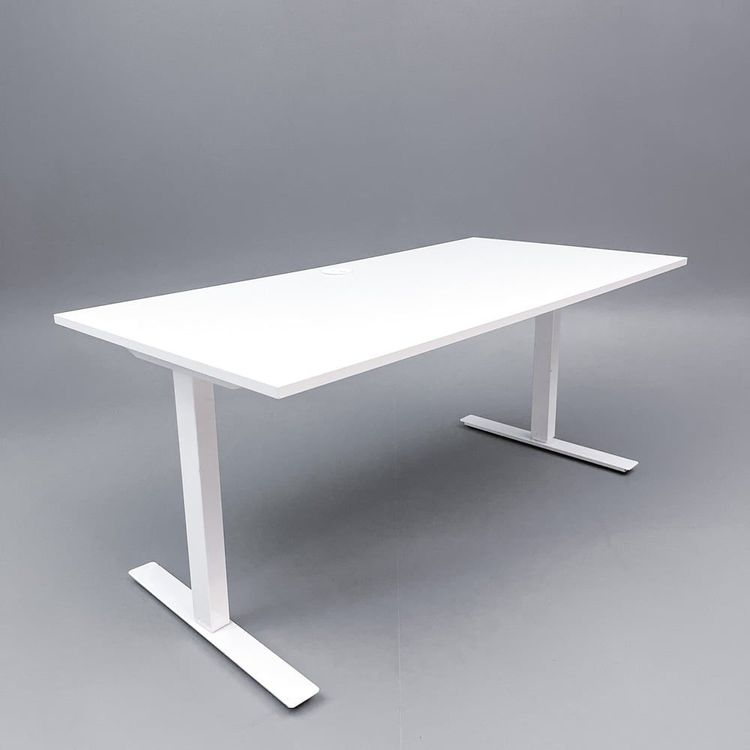 Begagnat höj- och sänkbart skrivbord i vitt. Mått: Bredd 160 cm, djup 800 cm och justerbar höjd 70 - 120 cm. 