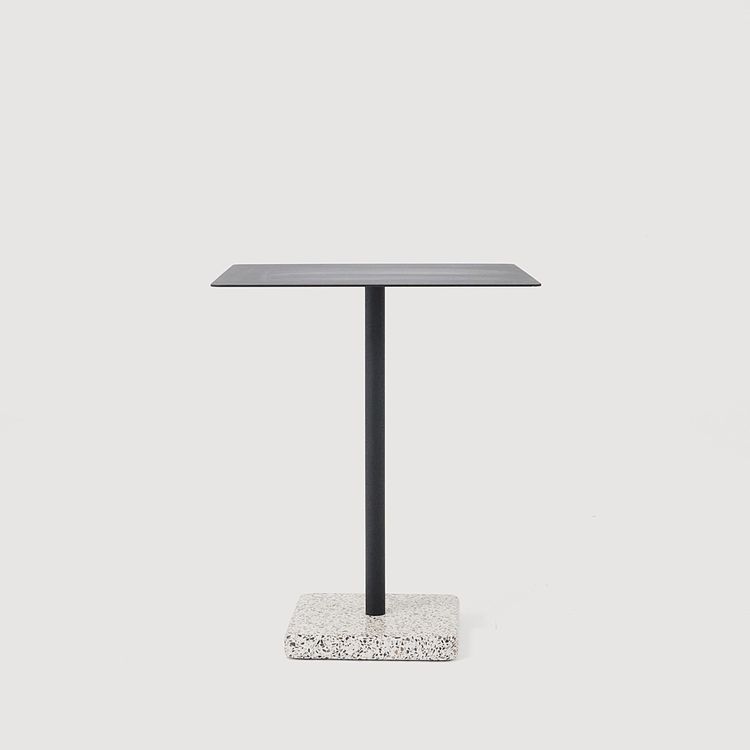 Begagnat kvadratiskt cafébord i svart med stabil fot i terrazzo. Mått: höjd 74 cm och bordskiva 60x60 cm. 
