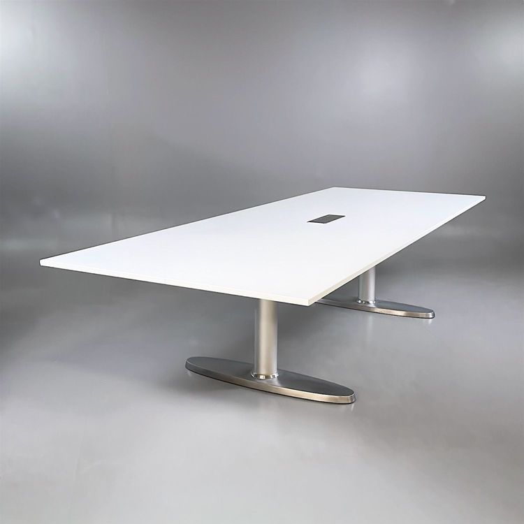 Begagnat rektangulärt konferensbord Atlas från Lammhults. I vitt med powerbox och stativ i aluminium. Mått: Bredd 320 cm, Djup 120 cm, Höjd 72 cm. 