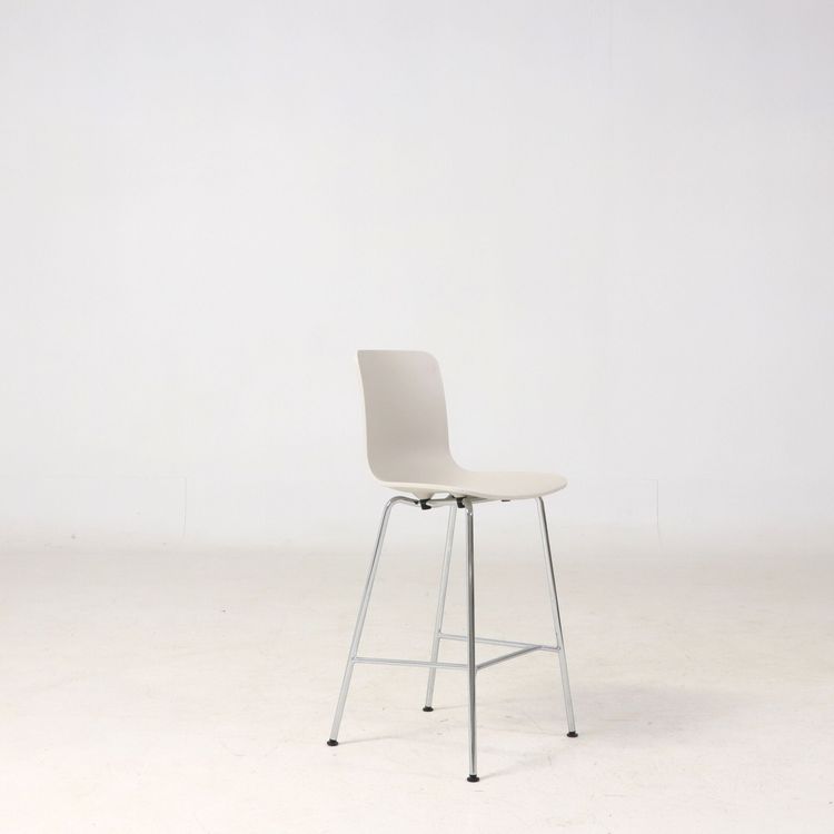 Begagnad ljusbeige barstol HAL RE från Vitra. Mått: Sitthöjd: 66 cm , Höjd: 101 cm , Sittbredd: 47 cm, Sittdjup: 39 cm.
