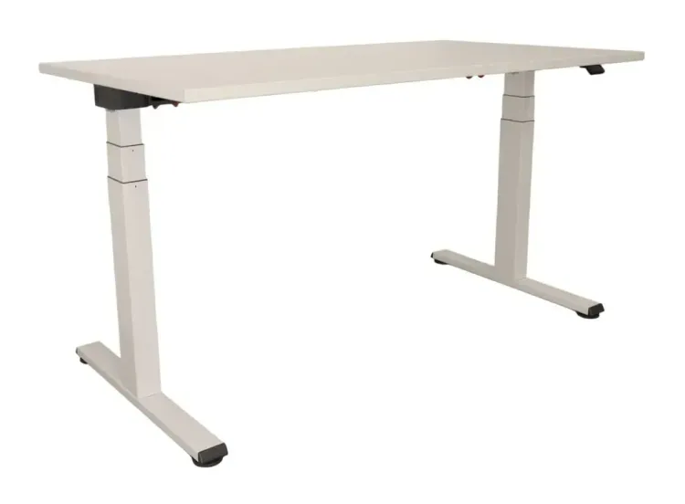 Begagnat höj och sänkbart skrivbord från Steelcase i vitt. Mått: Höjd 65,5–126 cm x Bredd 140 cm x Djup 80 cm.  