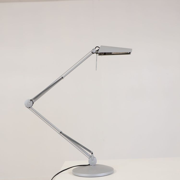 Begagnad skrivbordslampa Air från Glamox Luxo i grått. Mått: Höjd 56 cm, skärmbredd 17 cm och fotbredd 20 cm. 