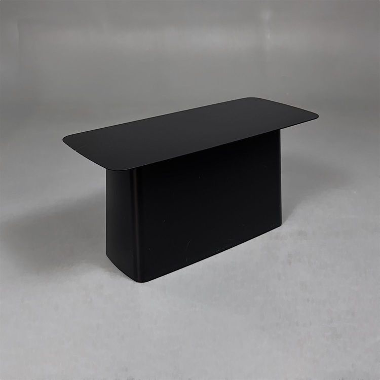 Begagnat soffbord Metal Side Table Large från Vitra i svart. Mått: bredd 70 cm, djup 31.5 cm och höjd 35.5 cm. 