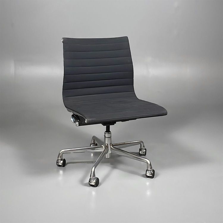 Begagnad stol med hjul Eames från Herman Miller. I grått tyg med underrede i krom. Utan armstöd. Bredd 51 cm, Djup 58 cm, Höjd 84 cm, Sitthöjd 46 cm. 