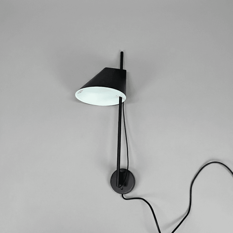Begagnad svart YUH vägglampa från Louis Poulsen med justerbar skärm för optimalt ljusriktning. Mått: Bredd: 30 cm, Höjd: 62.5 cm. 