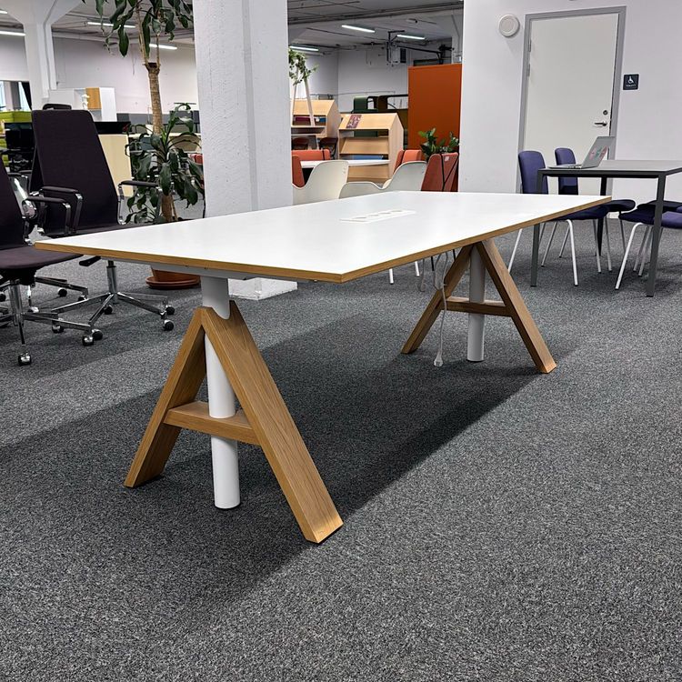 Begagnat konferensbord A-frame från Horreds. Med vit bordsskiva och ben i ek samt fyra integrerade eluttag. Mått: Bredd 200 x Djup 100 x Höjd 72 cm.