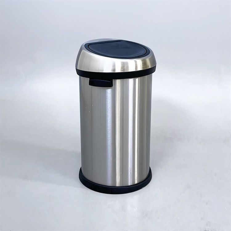Begagnad papperskorg Touch Bin 60l från Brabantia. Färg svart med yta i borstad aluminium. Mått: Diameter 40 cm, Höjd 70,5 cm. 