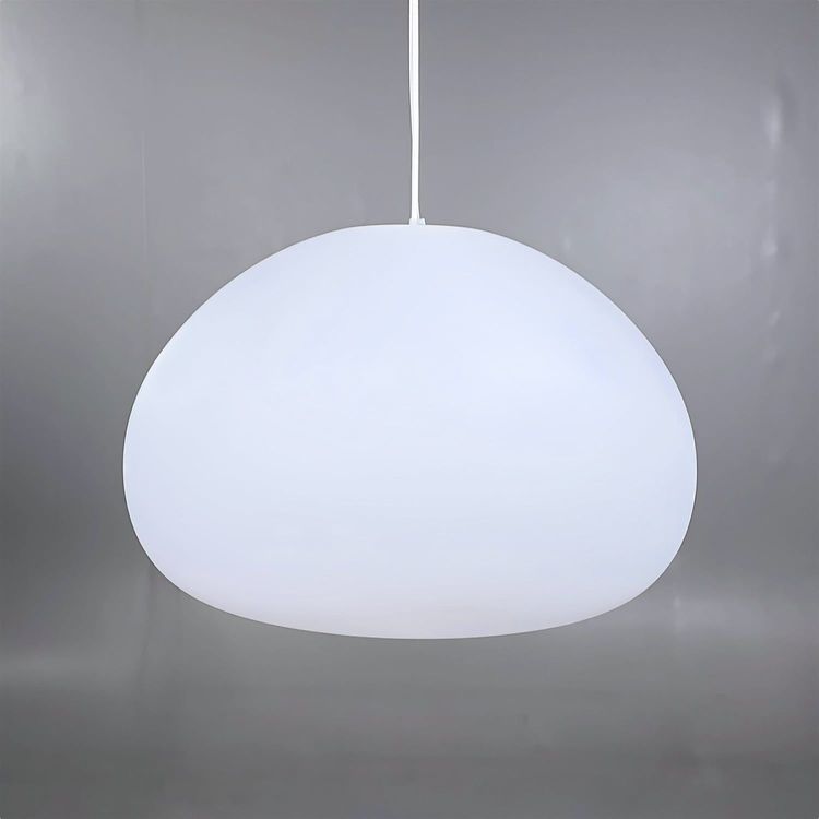 Begagnad taklampa Fluid Large från Muuto vit. Tillverkad av munblåst opalglas. Mått: diameter 42 cm och höjd 27 cm. 