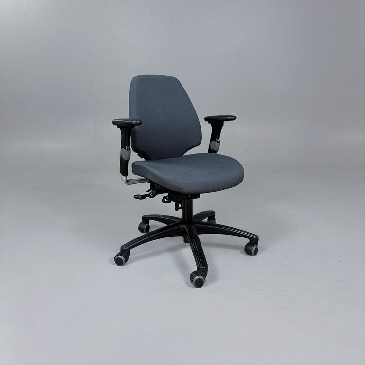 Begagnad kontorsstol Active 222 från RH i grått tyg med svart rygg och armstöd. Mått: Sitthöjd 44–58 cm. 
