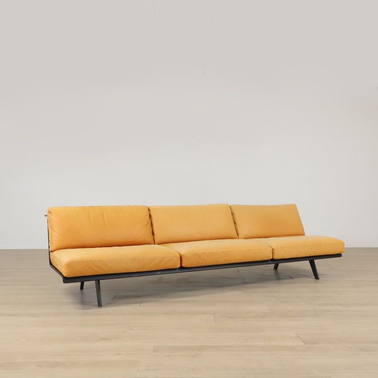 Begagnad soffa Zinta från Arper i brunt läder med svart ram. Mått: bredd: 270 cm, djup: 100 cm, sittdjup: 55 cm och sitthöjd 38 cm.