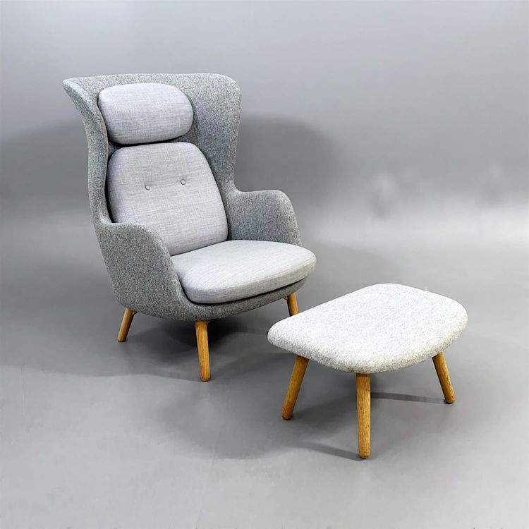 Begagnad fåtölj Ro JH2 från Fritz Hansen med AAL03 fotpall från HAY, i grått tyg och ben i ek. Mått: Fåtölj: bredd 80 cm, djup 97 cm, höjd 113 cm, sitthöjd 43 cm.