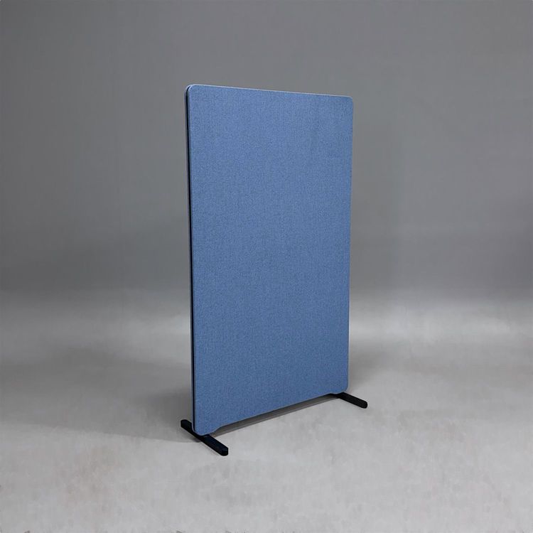 Begagnad ljusblå golvskärm Edge från Lintex. Mått: Bredd 100 cm och höjd 163 cm.