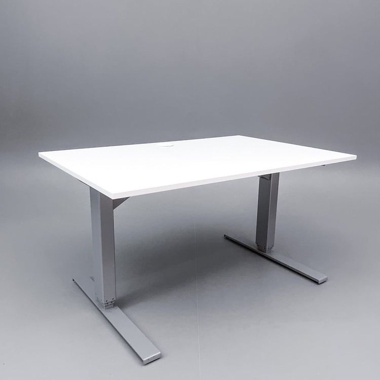 Begagnat höj/sänkbart skrivbord med bordsskiva i vit laminat och silverfärgat stativ. Mått: bredd: 120 cm, djup: 80 cm, justerbar höjd 70 cm - 120 cm.  