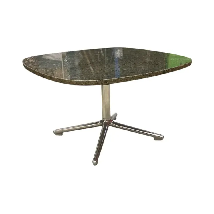 Begagnat soffbord Era från Normann Copenhagen. Bordsskiva i grön granit, kromad stålram. Mått: höjd 40 cm, bredd 66 cm, djup 68 cm.  