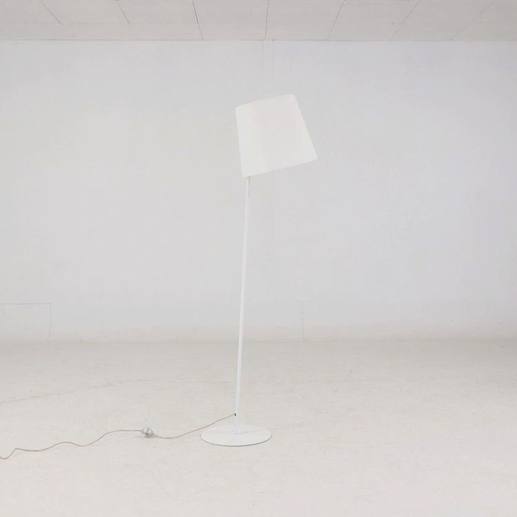 Begagnad golvlampa från Fambuena i vitt. Mått: Höjd 170 cm, lampskärmens diameter 38 cm och kabellängd 146 cm. 