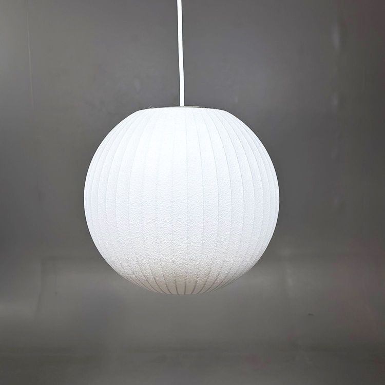 Begagnad taklampa Nelson Ball Bubble Small från Herman Miller i vitt. Mått: Diameter 30,5 cm och höjd 32 cm. 
