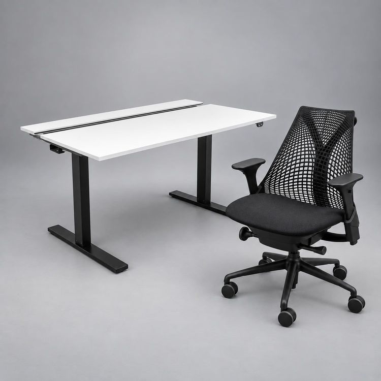 Begagnad kontorsgrupp med höj- och sänkbart skrivbord Snitsa Slide från SA möbler och kontorsstol Sayl från Herman Miller. Mått: Sitthöjd 44–57 cm.