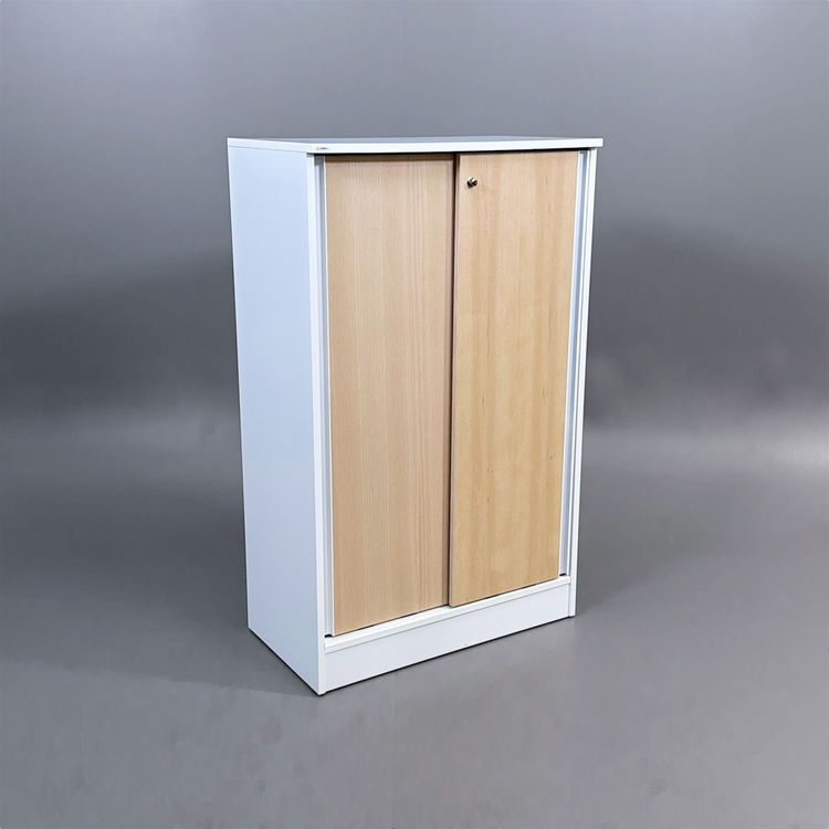 Begagnat skåp med skjutdörr Reflect från Edsbyn. Med vit stomme och askfärgade skjutdörrar. Mått: Bredd 80 cm, Djup 43,5 cm, Höjd 130 cm. 