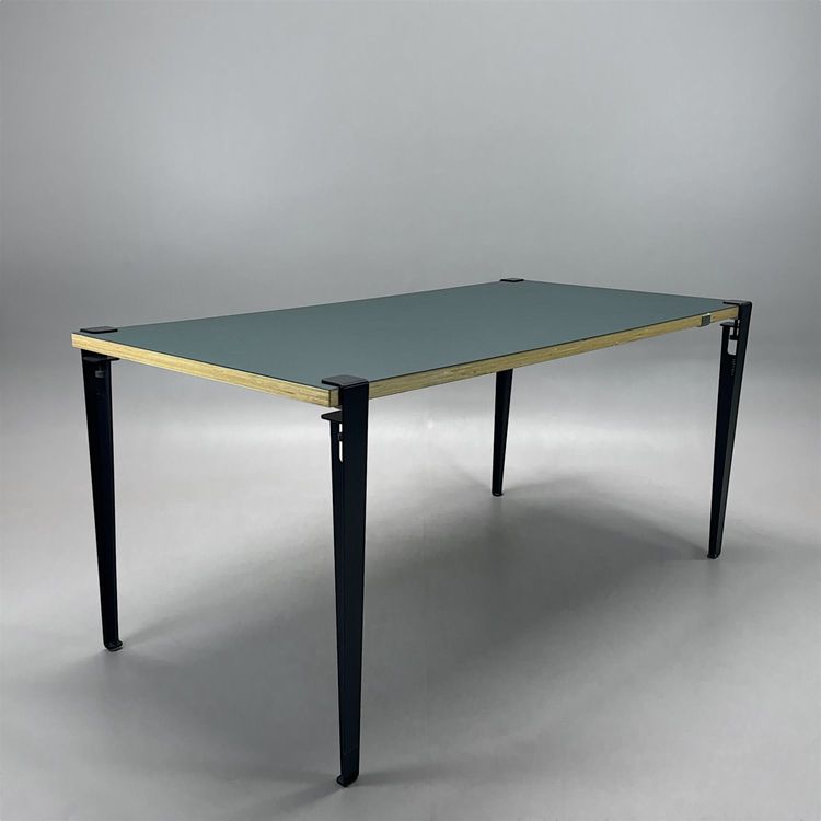 Begagnat konferensbord från Tiptoe med grön linoleumsskiva, svarta avtagbara ben. Mått: Bredd 160 cm, djup 80 cm, höjd 75 cm.