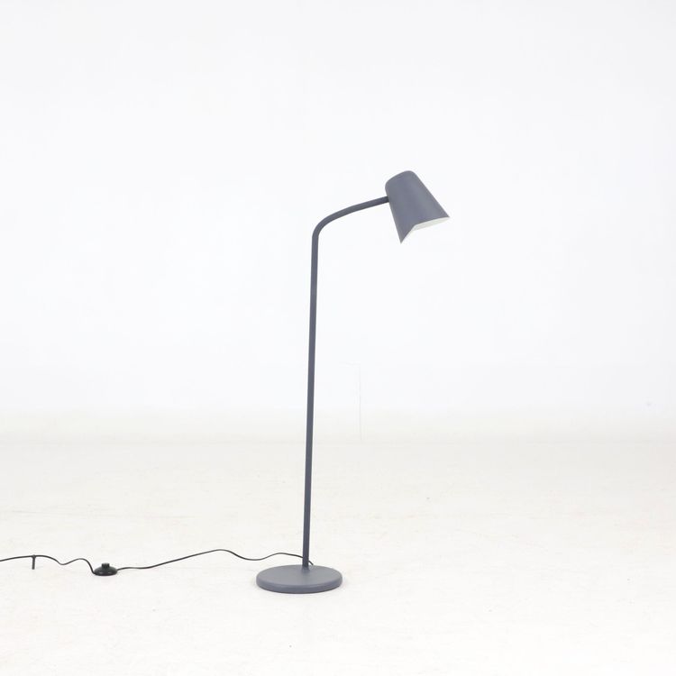 Begagnad golvlampa Me Dim från Northern i grått. Mått: Höjd 142 cm, fotens diameter 25 cm och lampans diameter 16 cm.