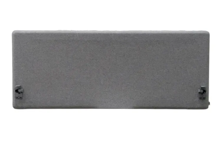 Begagnad ljusgrå bordsskärm. Mått: höjd 65 cm, bredd 160 cm, djup 3 cm.