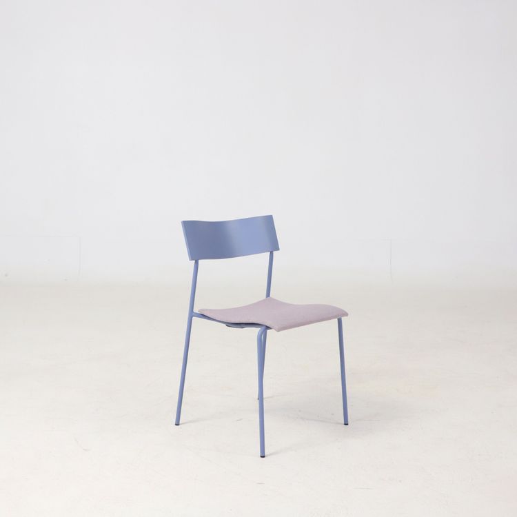 Begagnad konferensstol Campus från Lammhults i Ljusblå/lila färg. Mått: Sitthöjd 44 cm, höjd 75 cm, bredd 47 cm och djup 42 cm.