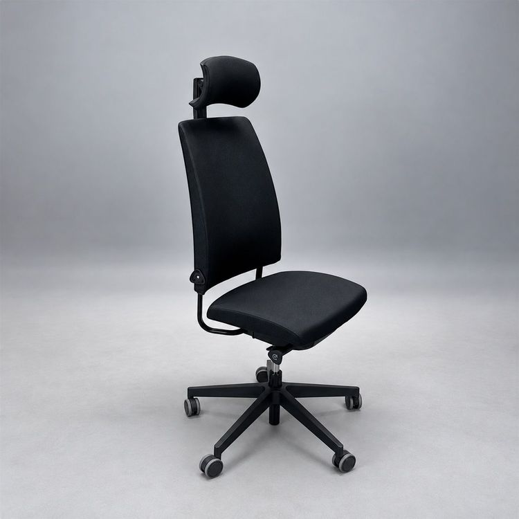 Begagnad kontorsstol Motto från Profim i svart textil, med nackstöd. Justerbar sitthöjd på 43–56 cm. 