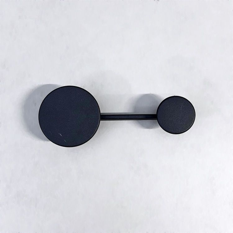 Begagnad klädhängare Afteroom Small från Audo Copenhagen. I svart metall. Mått bredd 18.5 cm, djup 4 cm och höjd 7.4 cm.