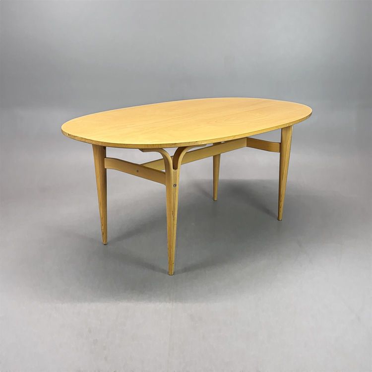 Begagnat soffbord Superellips från Bruno Mathsson i björk. Mått: bredd 120 cm, djup 71 cm, höjd 52 cm.