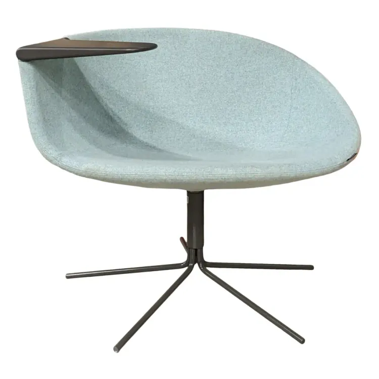 Offecct Moment är en fåtölj i ljusblå/grån färg. Fåtöljen har ett litet bord integrerat och svart underrede. Höjd 74 cm, Bredd 93 cm, Djup 76 cm.