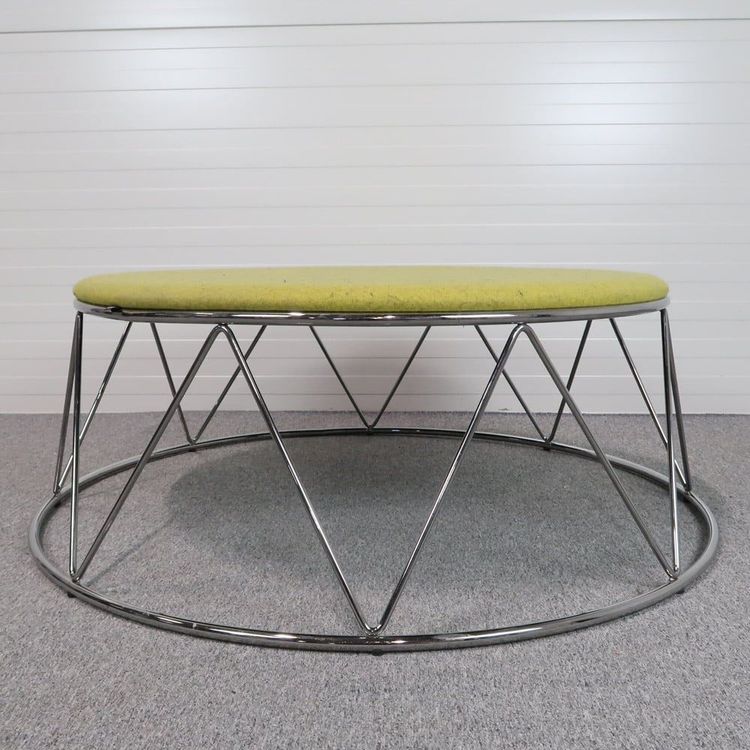 Begagnad sittbänk Elephant från Materia. Med grön klädsel och krom stomme. Mått: Diameter 100 cm med höjd 42 cm. 