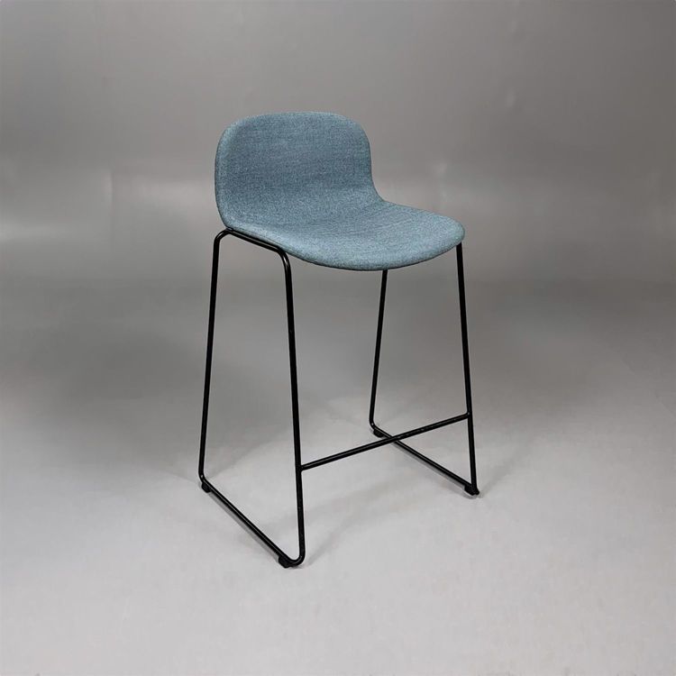 Begagnad barstol Neo från Materia med blågrön klädsel, svart underrede och integrerat fotstöd. Mått: bredd 55 cm, djup 46 cm, höjd 83 cm, sitthöjd 63 cm.