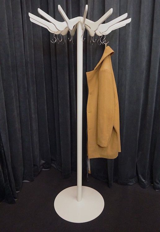 Begagnad klädhängare Hanger från Materia i vitt. Mått: höjd 184,5 cm, bredd 85 cm.