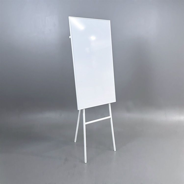 Begagnad whiteboard/blädderblockställ One från Lintex. Vit tavla kombinerat med blädderblocksställ på ett golvstativ. Mått: Bredd 70 cm, Höjd 196 cm. 