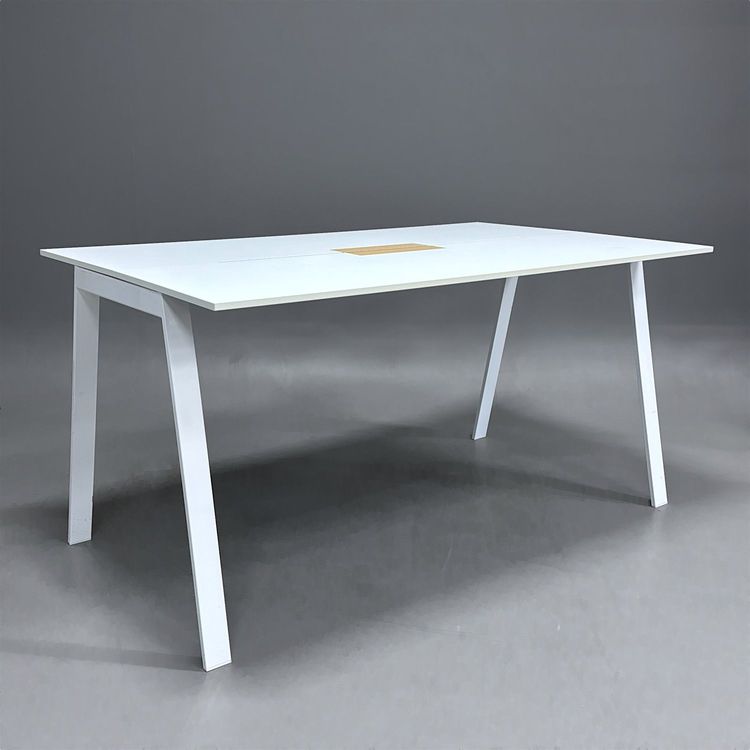 Begagnat projektbord Piece från Edsbyn i vitt med kabellucka i ask. Mått: bredd 210 cm, djup 124 cm och höjd 110 cm.