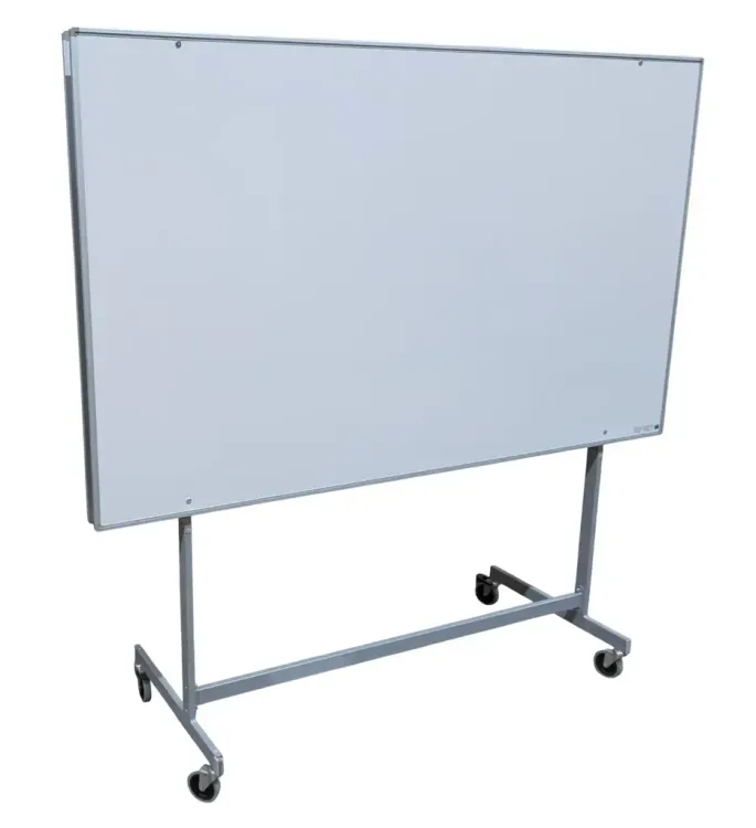 Begagnad dubbelsidig whiteboard på hjul i grå/vit. Mått: höjd 200 cm, bredd 201 cm samt djup 65 cm.  