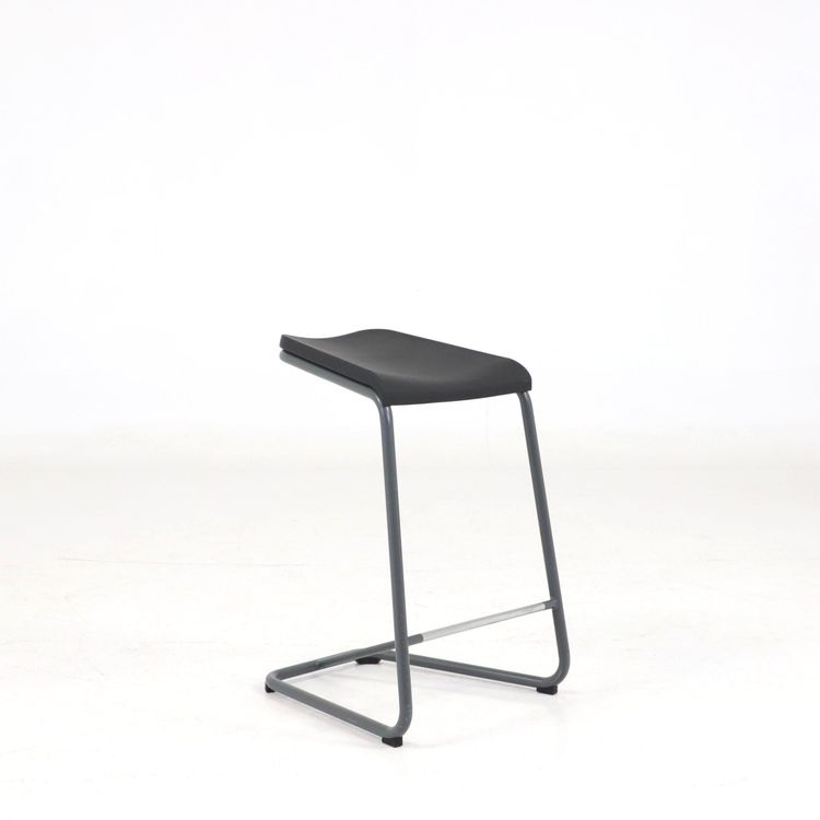 Begagnad barstol Add från Lammhults i svart. Mått: bordshöjd 90 cm. Höjd 67 cm, bredd 36 cm och djup 36 cm.