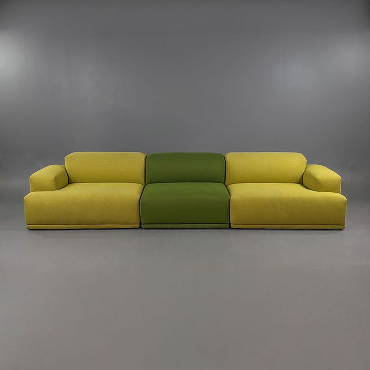 Begagnad modulsoffa Connect från Muuto. I gul/grönt tyg. Mått: bredd 335 cm, djup 100 cm, höjd 70 cm, sitthöjd 40 cm.