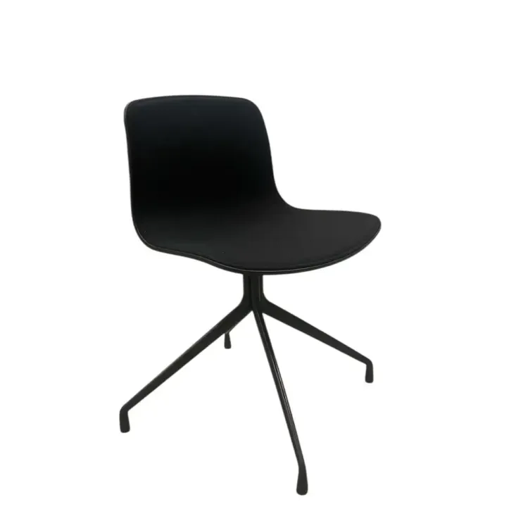 Begagnad stol AAC10 från HAY i svart. Mått: höjd: 77 cm, bredd: 51 cm och djup: 50 cm, sitthöjd 50 cm. 