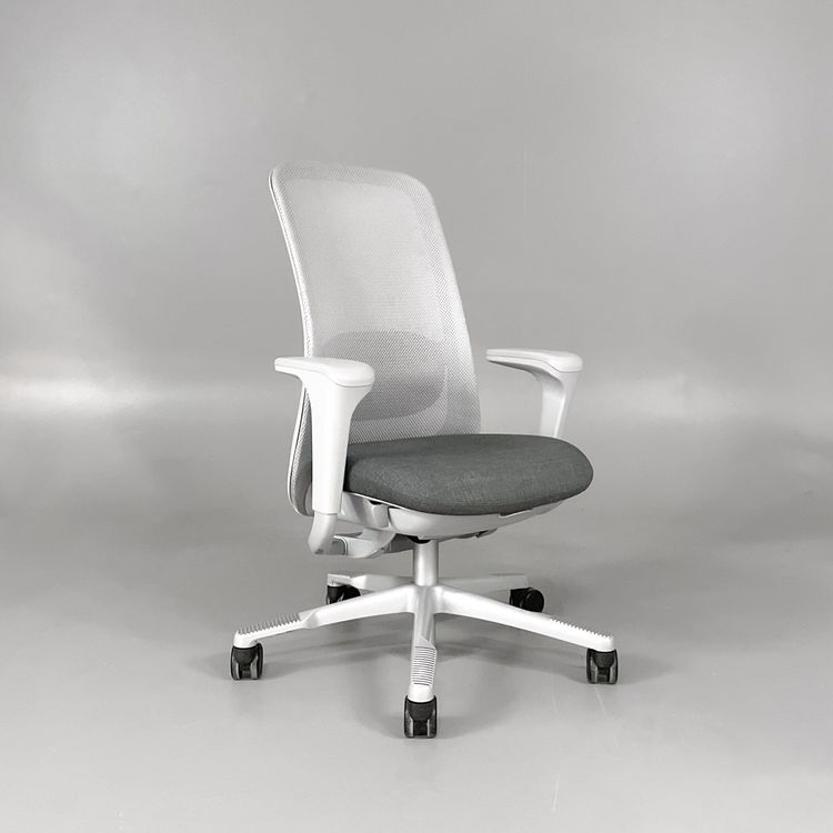 Begagnad grå kontorsstol Sofi 7500 från HÅG. Mått: Sitthöjd justerbar mellan 42 cm till 57 cm. 