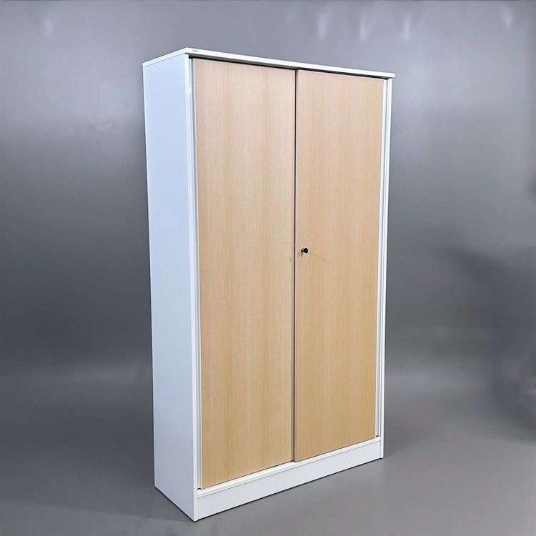 Begagnat skåp med skjutdörr Reflect från Edsbyn. Stomme i vit färg, dörrar i ask. Mått: bredd 120 cm, djup 43.5 cm och höjd 206 cm. 