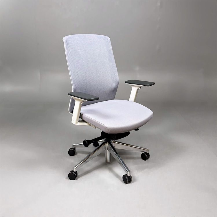 Begagnad ljusgrå kontorsstol J1 från Bestuhl i ljusgrått med kromat underrede. Mått: Sitthöjd 46–56 cm. 