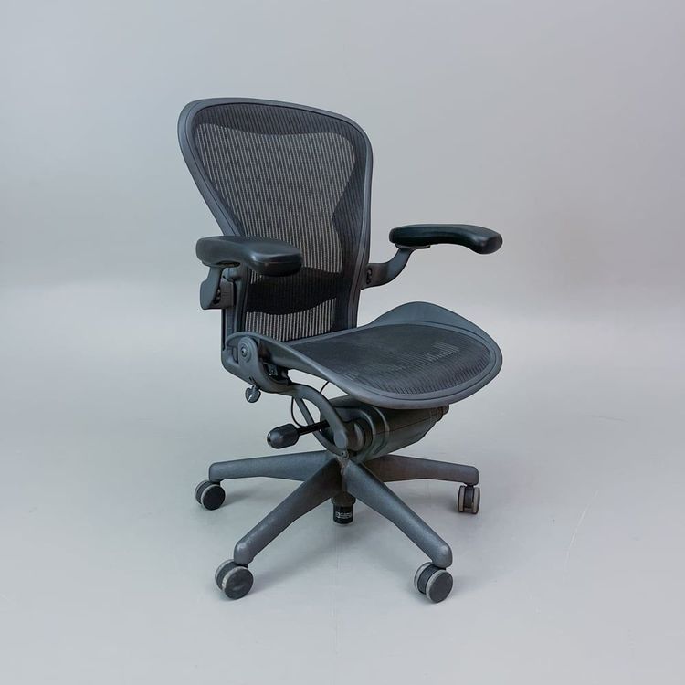 Begagnad kontorsstol Aeron B från Herman Miller i svart. Mått: sitthöjd 40–55,2 cm