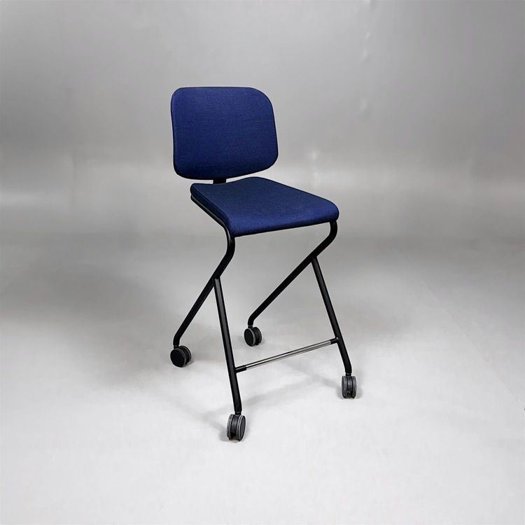Begagnad barstol Add Move från Lammhults med mörkblå tygklädsel, svart underrede, hjul och fotstöd. Mått: Bredd 48 cm, djup 56 cm och sitthöjd 63 cm.