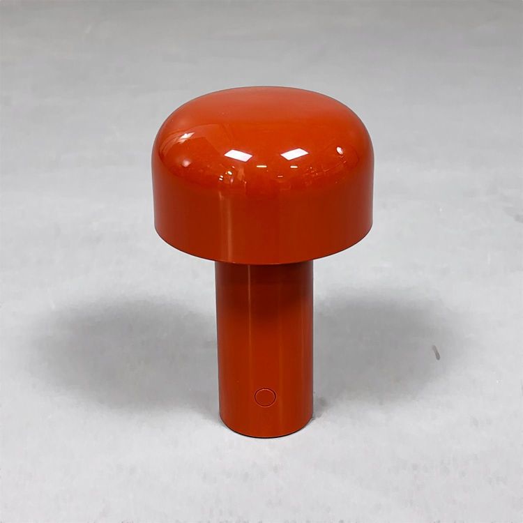 Begagnad bordslampa Bellhop från Flos i roströd färg. Mått: diameter 12.5 cm och höjd 21 cm. 