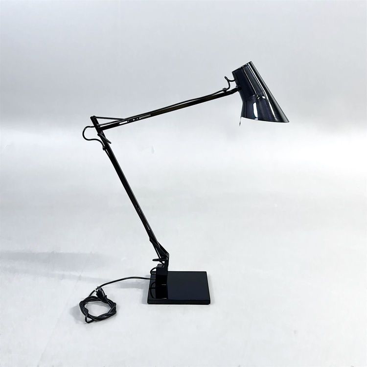 Begagnad skrivbordslampa Kelvin T från Flos i svart färg med justerbart ljus. Mått: Diameter 14.5 cm, höjd mellan 65–125 cm. 